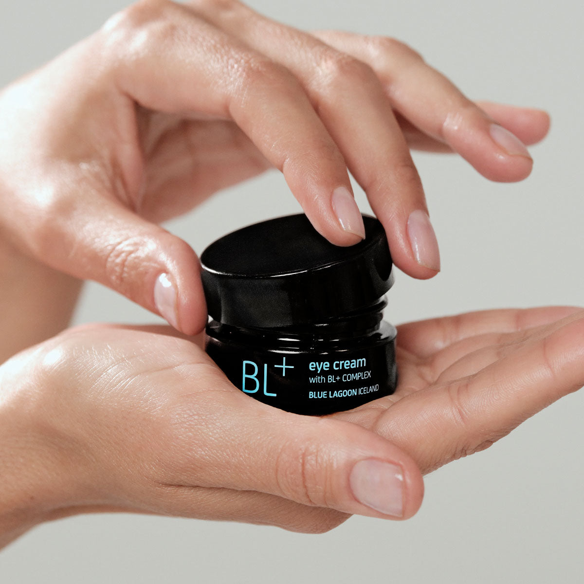 Model opening BL+ Eye Cream 